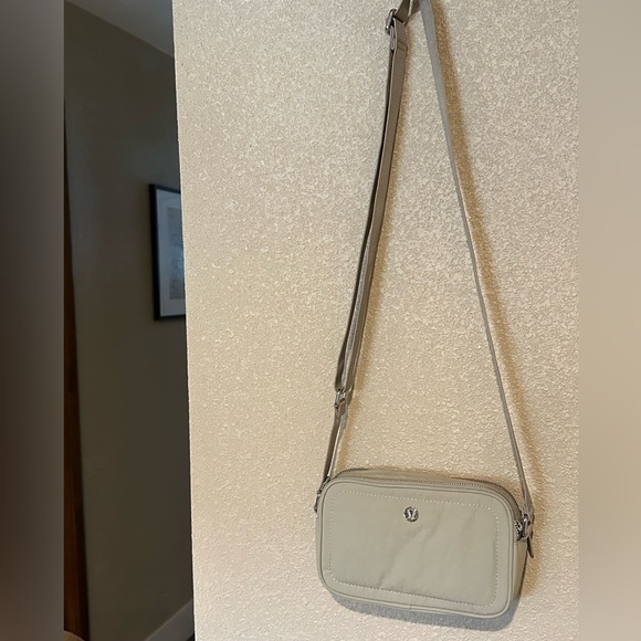 HTF Lululemon Camera Crossbody Bag - Picture 5 of 8